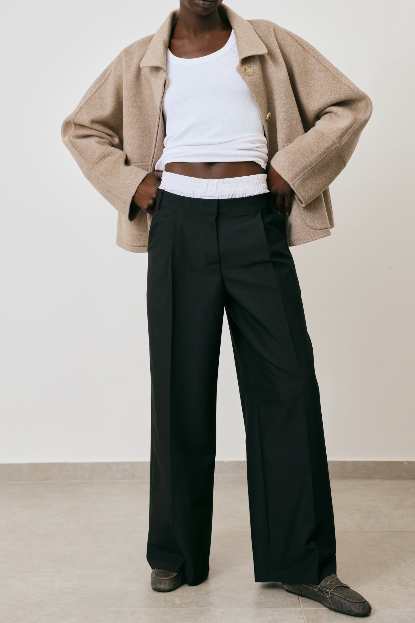 Tailored pants with rubber