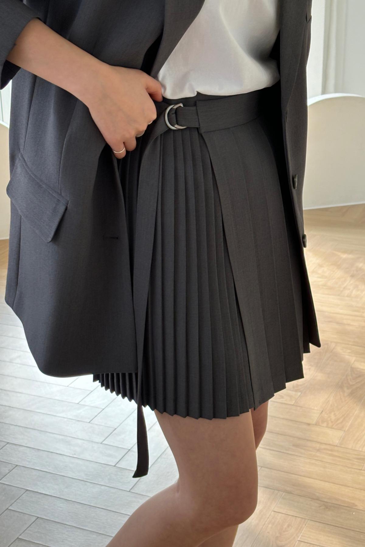 חצאית מיני מעטפת קפלים בצבע אפור כהה