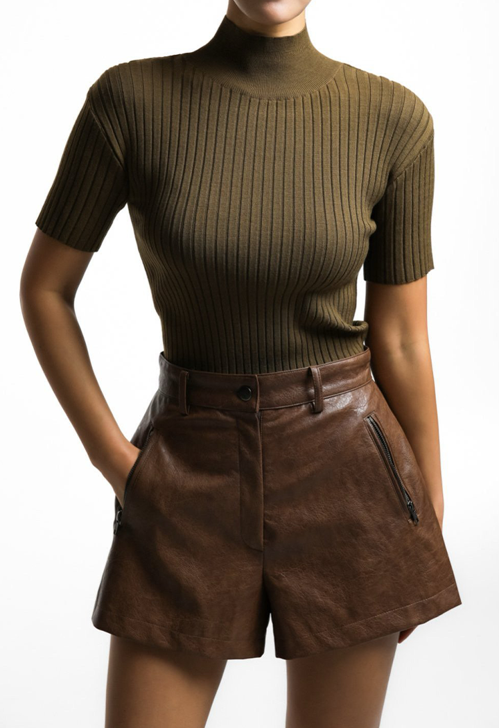 Ribbed
Olive
Top
High-neck
Slim-fit
StylRibbed
Olive
Top
High-neck
Slim-fit
Stylish
Comfortable
Versatile
Minimalish
Comfortable
Versatile
Minimal