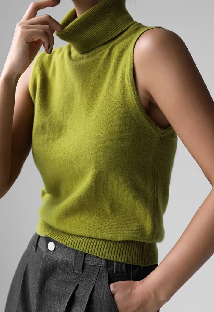 Cashmere
Green
Knit
High-neck
Soft
Warm
Cozy
Elegant
Tailored
Chic
Luxurious
Versatile